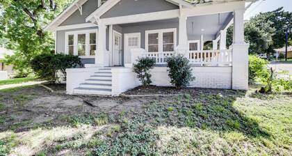 Easy Dtwn Access: Restored 1930s Brenham Retreat