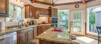 5-story Group Getaway w/ Game Room in Franklin!