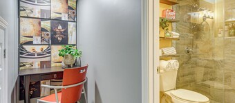 2 ไมล์ถึงร้านค้าและร้านอาหาร: โคลัมเบีย คอนโด พร้อมชานบ้าน