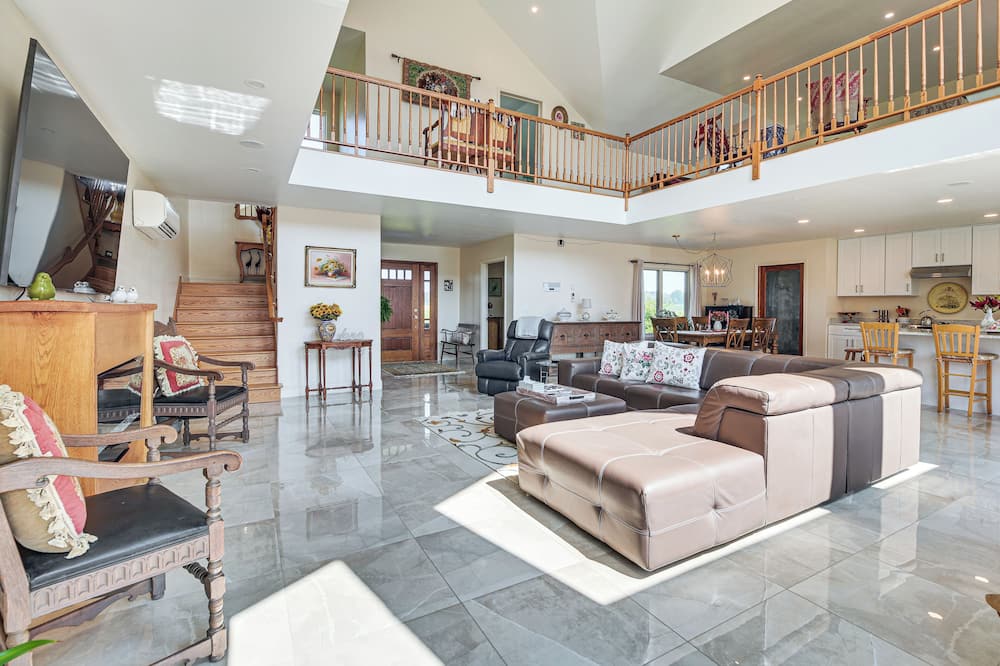 Grill Out, Play Pool: Huge Home on Lake Champlain! - Champlain, NY