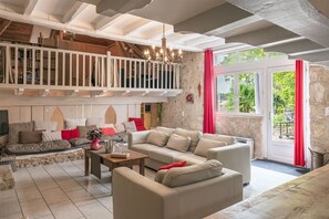 TV, caminetto, lettore DVD, tavolo da ping pong