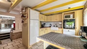 Geladeira, micro-ondas, fogĂŁo, cooktop