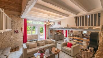 TV, lareira, DVD player, mesa de pingue-pongue