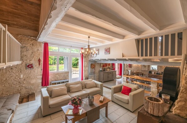 TV, peis, DVD-spiller og bordtennis