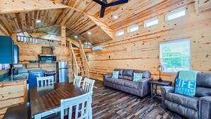 L’intérieur de la cabine comprend un coin repas, un canapé et une cuisine équipée d’un four à micro-ondes.