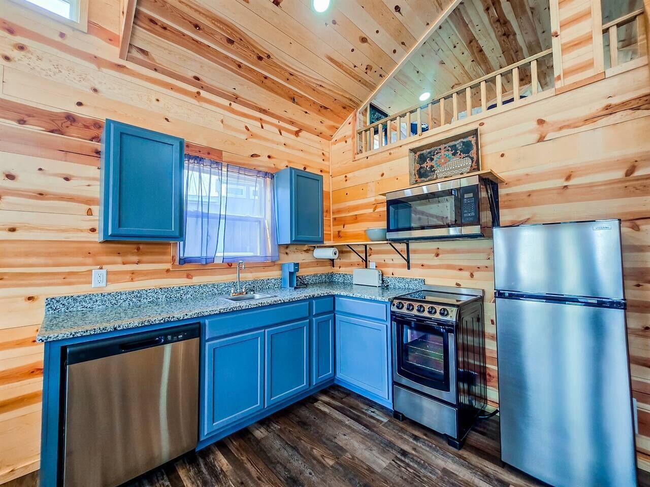 Køleskab, mikrobølgeovn, ovn, kogeplade