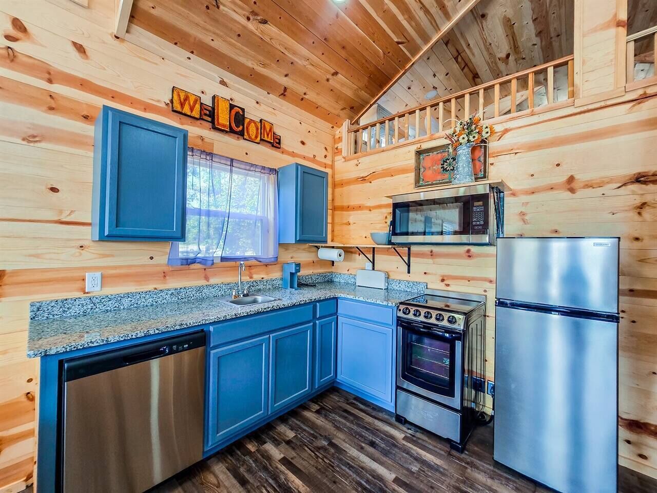 冷蔵庫、電子レンジ、オーブン、コンロ