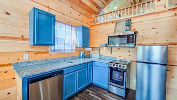 Køleskab, mikrobølgeovn, ovn, kogeplade