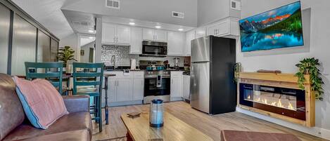 Una televisión, una chimenea, una oficina