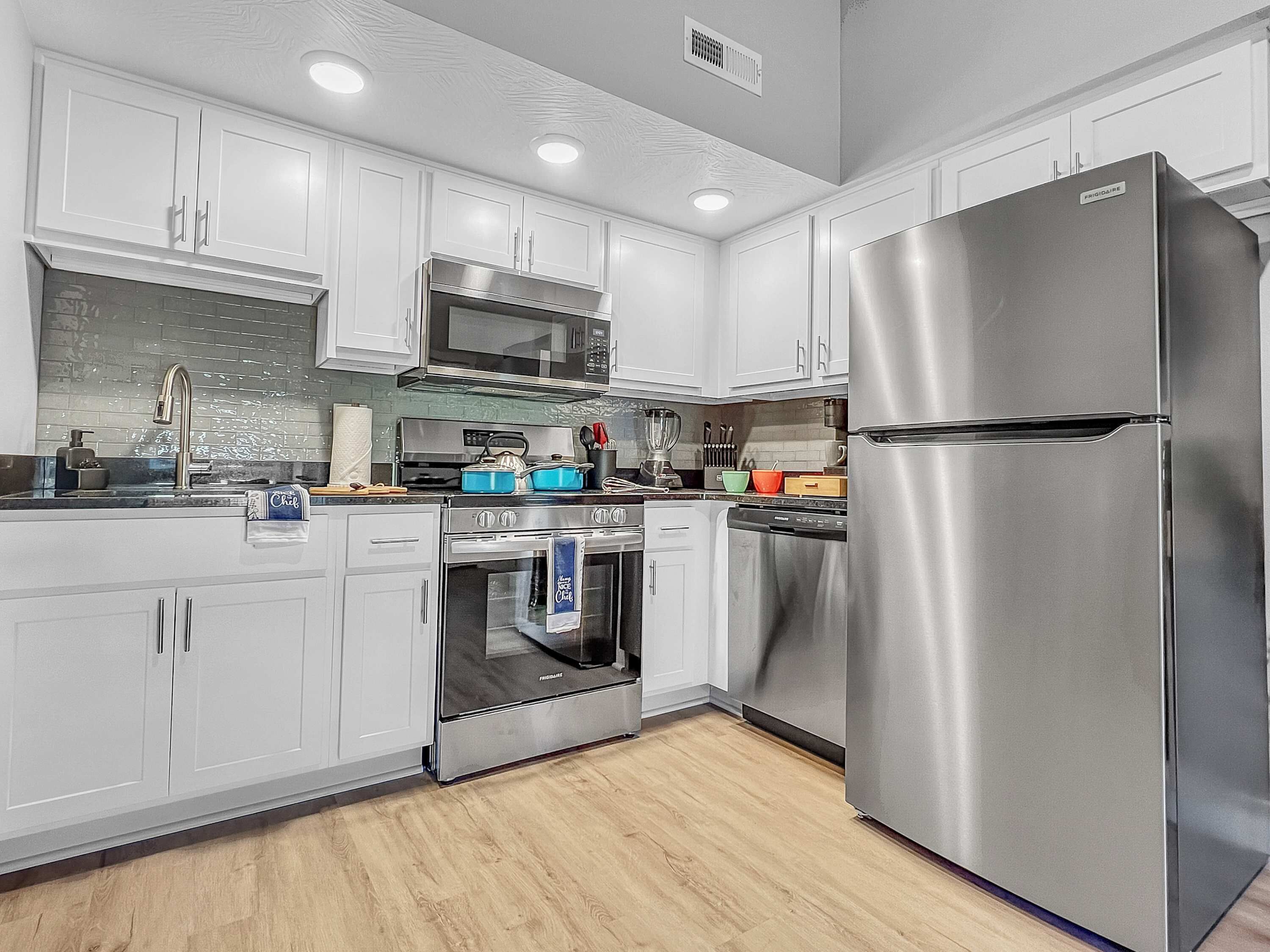 Kjøleskap, mikrobølgeovn, ovn og kokeplater