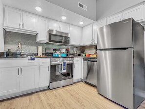 Jääkaappi, mikroaaltouuni, uuni, liesi