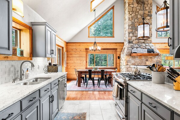 冷蔵庫、電子レンジ、オーブン、コンロ