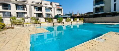 Una piscina al aire libre