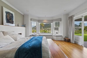 4 bedrooms, iron/ironing board, internet, bed sheets