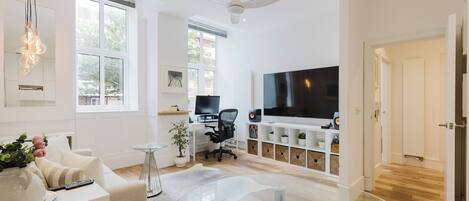 Fernseher, Stereoanlage, Arbeitsbereiche