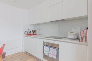 Oven, stovetop, dishwasher, cookware/dishes/utensils