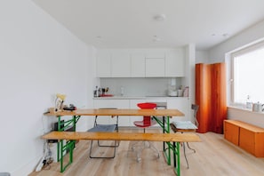 Oven, stovetop, dishwasher, cookware/dishes/utensils - 1BD Flat with Direct City Access, Finsbury Park (Greater London)