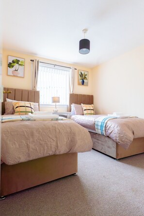 Free WiFi - Lovely & Bright 2-Bed Apartment (Inverness)