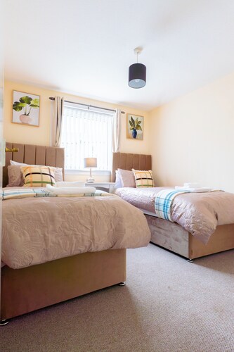 Lovely & Bright 2-Bed Apartment