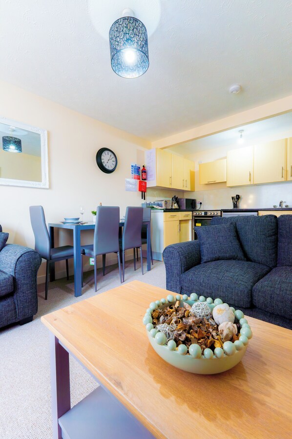 Living area - Lovely & Bright 2-Bed Apartment (Inverness)