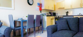 Lovely & Bright 2-Bed Apartment