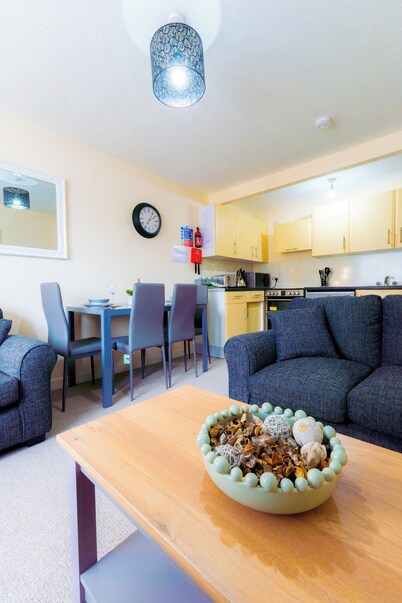 Lovely & Bright 2-Bed Apartment