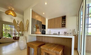 Réfrigérateur, four à micro-ondes, un four, surface de cuisson