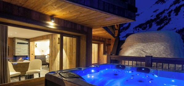Indoor spa tub