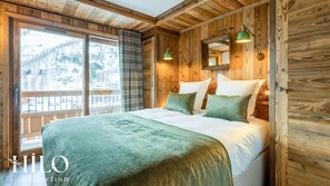 Desk, iron/ironing board, travel cot, WiFi