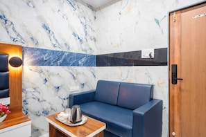 Luxury Double Room, City View | Ruang tamu | Monitor komputer, pencetak