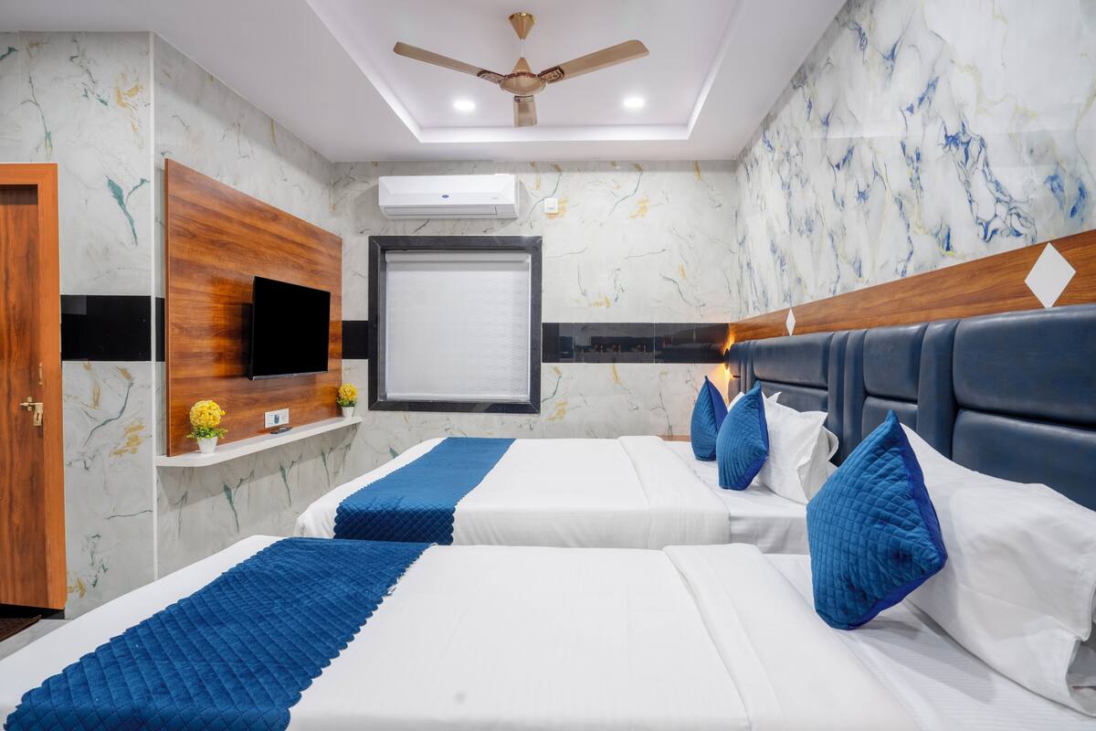 Luxury Double Room, City View | Peti besi dalam bilik, meja, ruang kerja komputer riba 