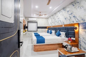 Habitación doble de lujo, vista a la ciudad | Caja de seguridad en la habitación y escritorio