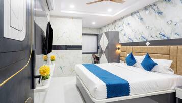 Quarto casal superluxo, vista para a cidade | Cofres nos quartos, escrivaninha, espaço de trabalho para notebook