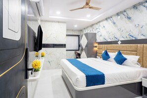 Luxus szoba kétszemélyes ággyal, kilátással a városra | Széf a szobában, íróasztal és laptophoz jól használható munkafelület