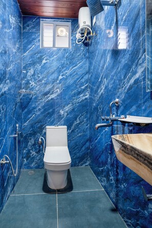 Luxus szoba kétszemélyes ággyal, kilátással a városra | Fürdőszoba | Zuhanyzó, ingyenes piperecikkek, hajszárító és papucsok