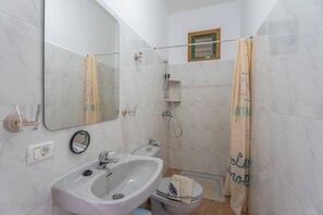 Een douche, een haardroger, handdoeken