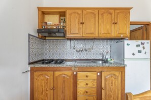 Jääkaappi, mikroaaltouuni, liesi, kahvin-/teenkeitin