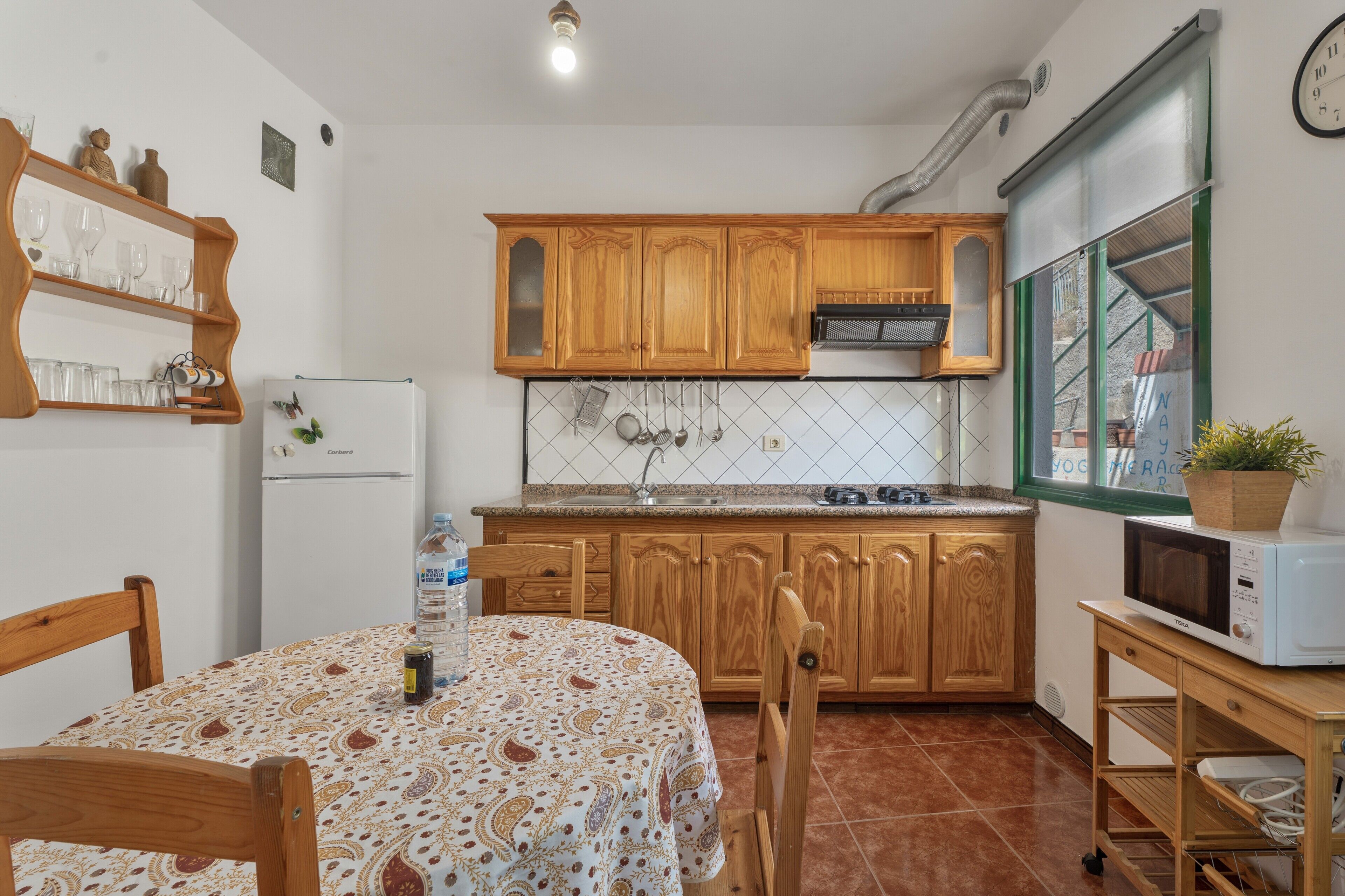 Kühlschrank, Mikrowelle, Herdplatte, Wasserkocher mit Kaffee-/Teezubehör