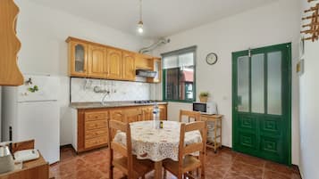 Réfrigérateur, micro-ondes, plaque de cuisson, cafetière/bouilloire