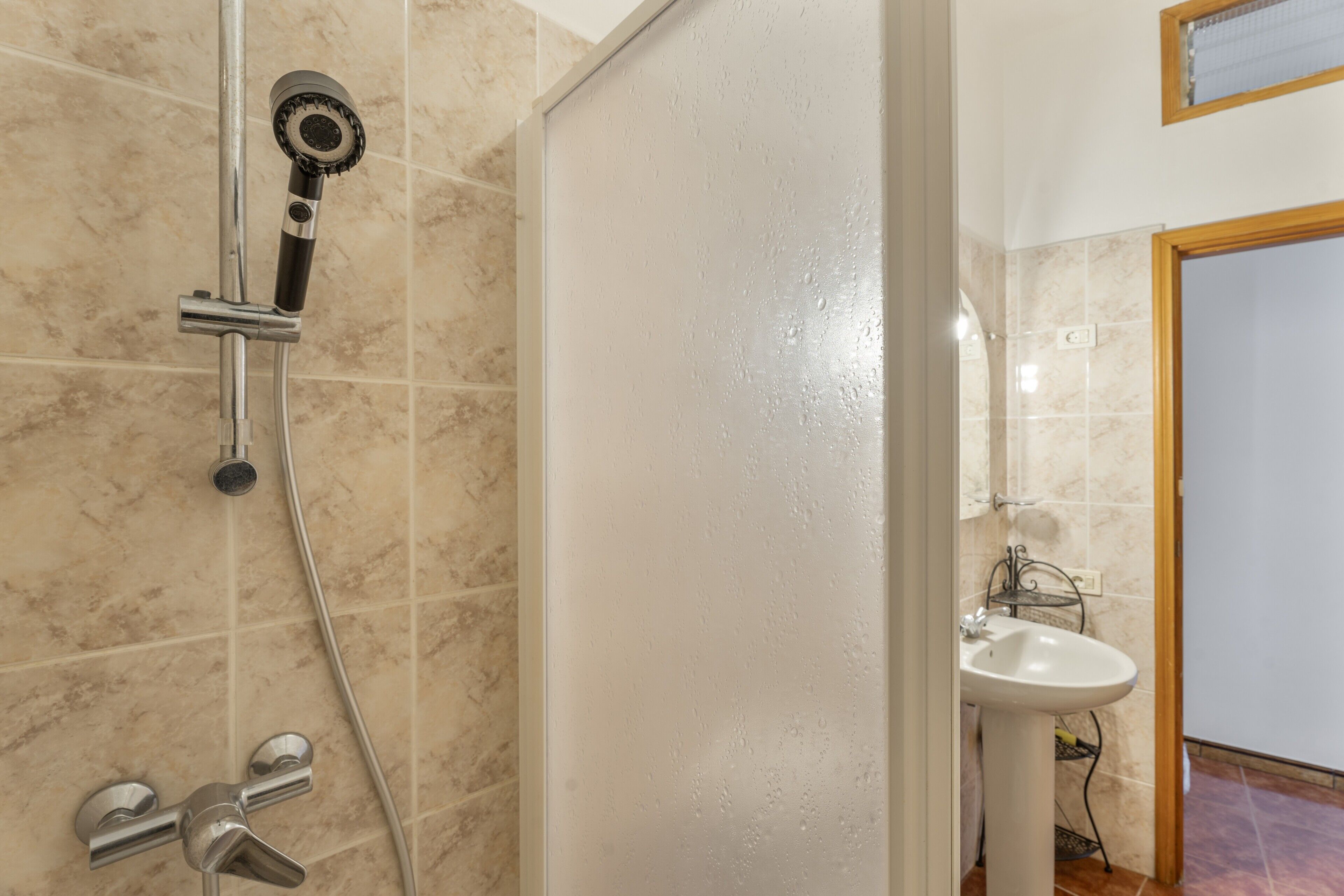Een douche, een haardroger, handdoeken