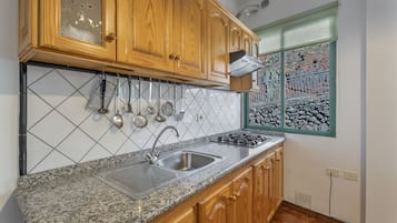 Fridge, microwave, stovetop, coffee/tea maker