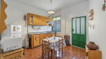 Refrigerador, microondas, parrilla de estufa y cafetera y tetera