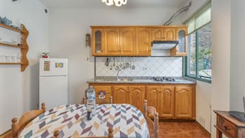 Fridge, microwave, stovetop, coffee/tea maker
