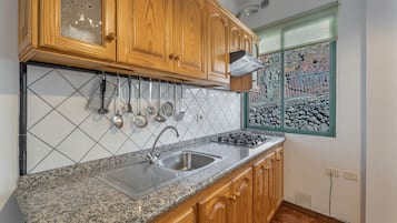 Fridge, microwave, stovetop, coffee/tea maker