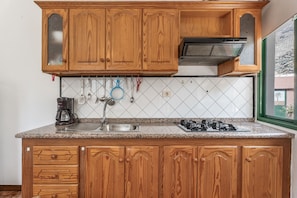 Geladeira, micro-ondas, cooktop, cafeteira/chaleira