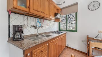 Een koelkast, een magnetron, een kookplaat