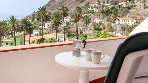 A balcony with a table, a coffee maker, and two cups. - Apartment 'Apartamento Nayara B' with Sea View, Shared Terrace and Wi-Fi (Valle Gran Rey)