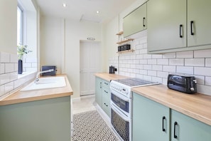 Jääkaappi, mikroaaltouuni, uuni, liesi