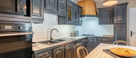 Microondas, horno, parrilla de estufa y lavavajillas