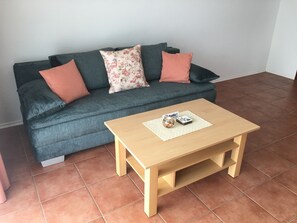 TV, lettore DVD, tavolo da ping pong, impianto stereo